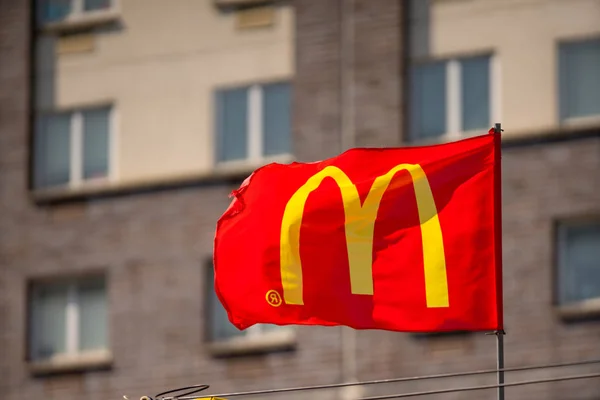 Mcdonalds Zeichen im Wind — Stockfoto