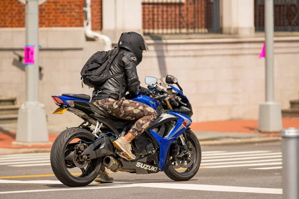 Person auf einem Motorrad in New York City — Stockfoto