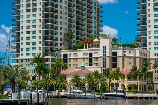 Photo of the Symphony Condo Fort Lauderdale on the Tarpon River — Stock Photo, Image
