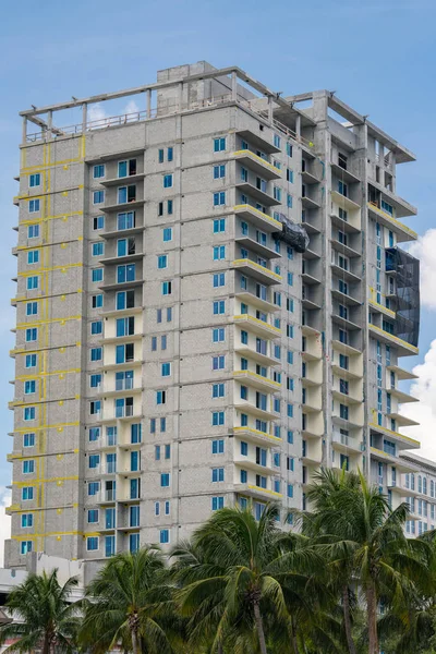 Edificio en construcción con palmeras — Foto de Stock