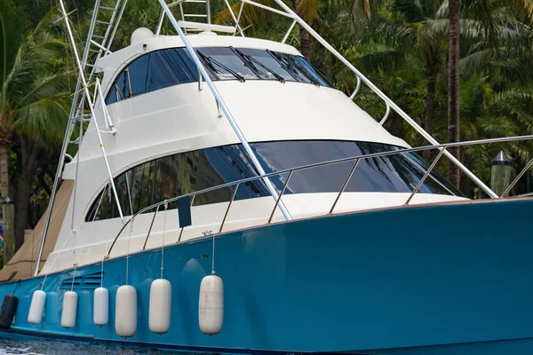 Bateau de pêche de luxe avec coque bleue — Photo