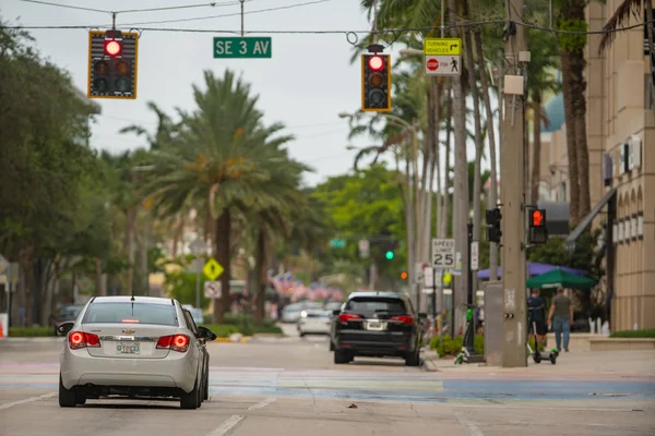 Coches en un semáforo Downtown Fort Lauderdale FL —  Fotos de Stock