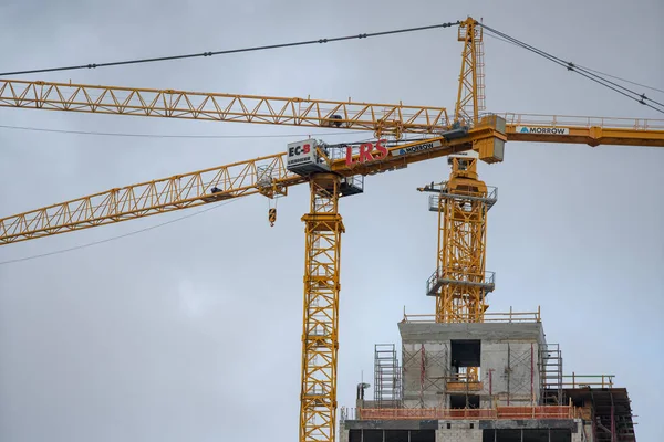 Gruas amarelas Morrow em um canteiro de obras da Flórida — Fotografia de Stock