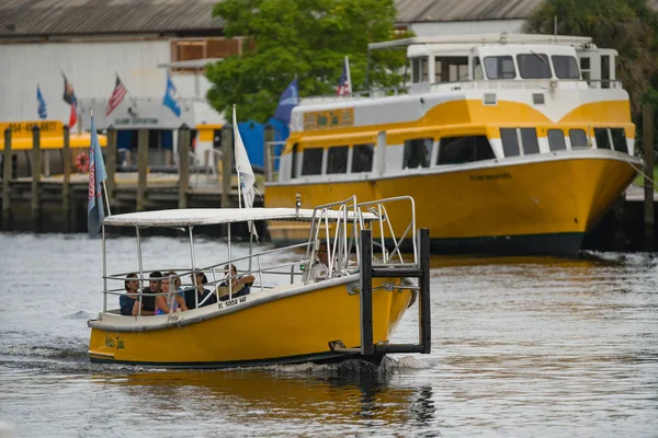 Turistas en un transbordador de agua gratuito Fort Lauderdale —  Fotos de Stock