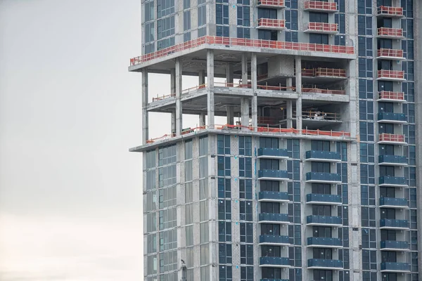 Telefoto tiro de uma torre de arranha-céus em construção — Fotografia de Stock