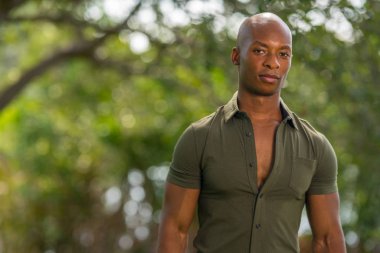 Genç maço Afro-Amerikan erkek modelin portresi ortaya çıkıyor