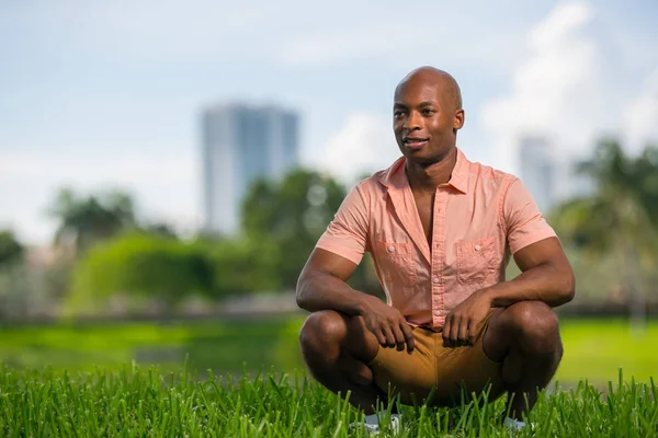 Porträt eines gut aussehenden afrikanischen ameirkischen Mannes im sommerlichen lässigen Klo — Stockfoto