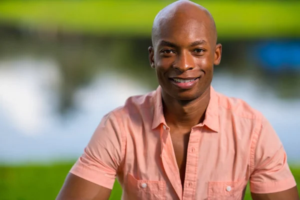 Retrato de un joven afroamericano guapo sonriendo a cam —  Fotos de Stock