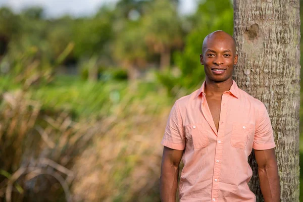 ピンクのボタンでポーズハンサムなアフリカ系アメリカ人の男性モデル — ストック写真
