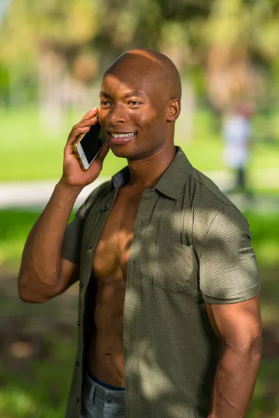 Retrato de um homem afro-americano feliz falando ao telefone ou — Fotografia de Stock