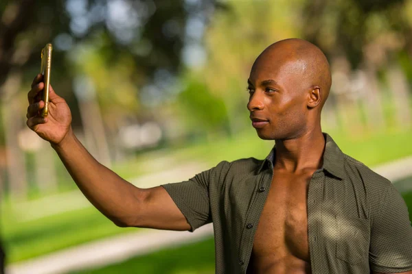 Portret van een knappe man die een selfie neemt met zijn smartphone. — Stockfoto