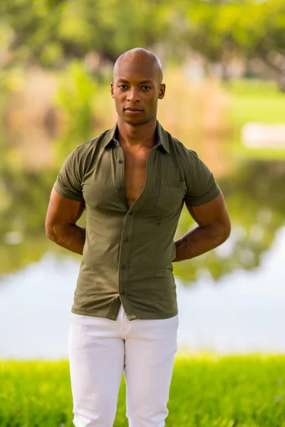 Foto eines hübschen schwarzen männlichen Modells, das mit den Armen hinter seinem — Stockfoto