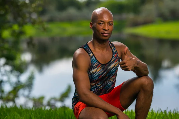 Hombre atlético mostrando un gesto de pulgar. Retrato de fitness mod —  Fotos de Stock