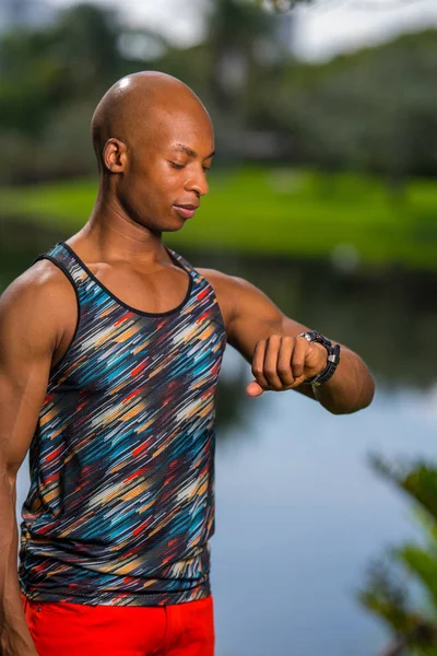 Imagen de un modelo de fitness saludable mirando este reloj inteligente. Im — Foto de Stock