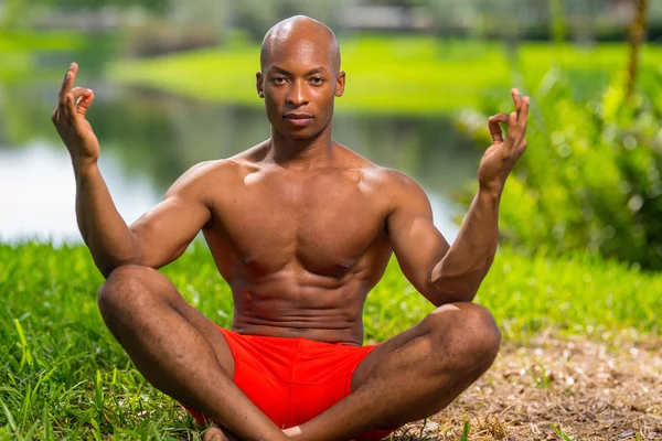 Foto de un modelo de fitness en una pose de yoga. Imagen iluminada con flash en — Foto de Stock