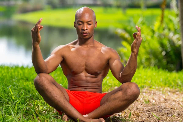 Foto de un modelo de fitness en una pose de yoga. Imagen iluminada con flash en — Foto de Stock