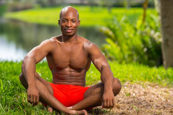 Foto di un modello di fitness in una posa yoga. Immagine illuminata con flash in — Foto Stock