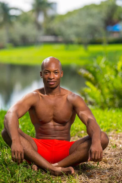 Foto de un modelo de fitness en una pose de yoga. Imagen iluminada con flash en —  Fotos de Stock