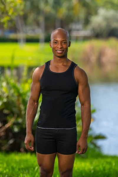 Porträtt av en hälsosam ung fitness modell i en Tanktop poserar i — Stockfoto