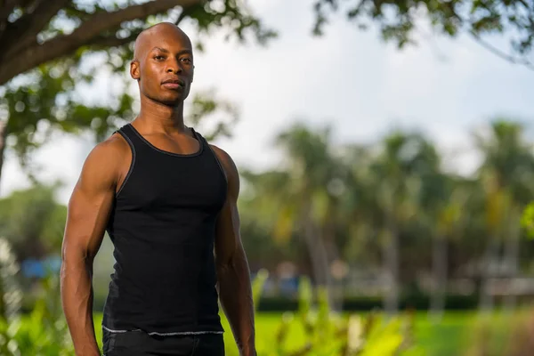 Ondiepe focus foto van een jonge zwarte fitness model poseren buitengedeel — Stockfoto