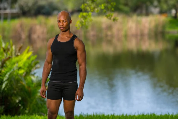 Portrait d'un modèle de conditionnement physique sain posé au bord d'un lac — Photo