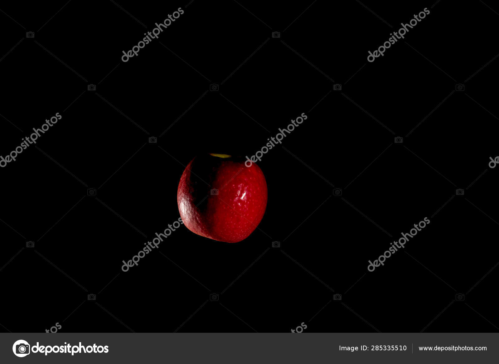 苹果在半空中悬挂在黑色背景上 闪光灯照明 图库照片 C Felixtm