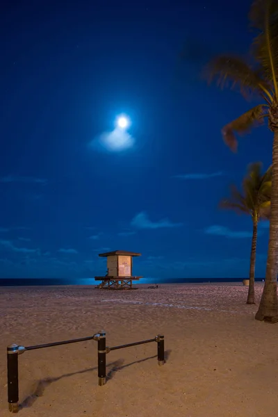 Scène de plage de minuit avec pleine lune sur l'océan — Photo
