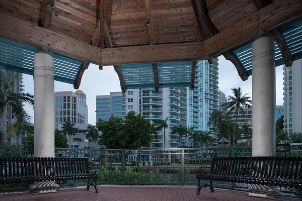 Bancos Gazebo em Las Olas no rio Tarpon Fort Lauderdale F — Fotografia de Stock