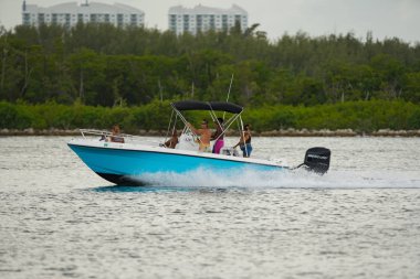 Turistler haftasonu Miami Beach tekne. İle çekilen görüntü