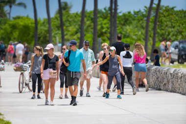 Yaz turistler Ocean Drive Miami Beach yürüyüş. Bir ile vurdu 