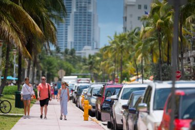 Turistler Ocean Drive Miami Beach yürüyüş 