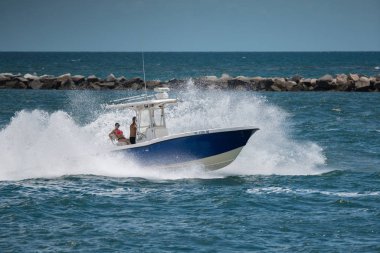 Miami Beach bir balıkçı teknesinde çift yaz tatili zevk