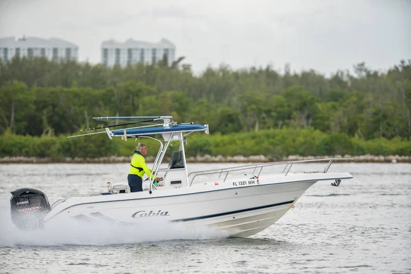 Il concetto di stile di vita senior. Vecchio pilota barca da pesca sportiva. Colpo. — Foto Stock