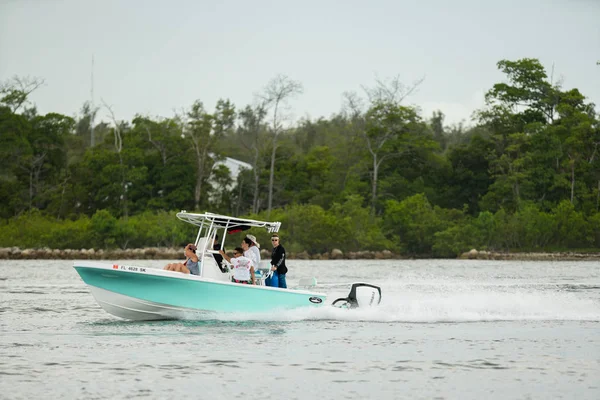 Foto di una barca di famiglia a Miami nel fine settimana. Girato con una t — Foto Stock