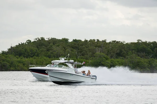 Fort Lauderdale Broward Ilçe mahkeme binaları ile Bahçe toprakları — Stok fotoğraf