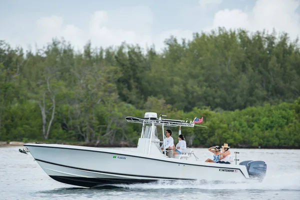 Nautica Miami veloce e divertente. Attività ricreative turistiche nei fine settimana — Foto Stock