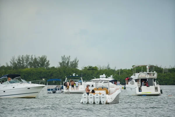 Haulover Miami sandbar un week-end d'été — Photo
