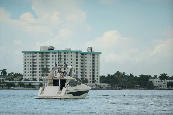 Foto di uno yacht di lusso a Miami con edifici nel backgroun — Foto Stock