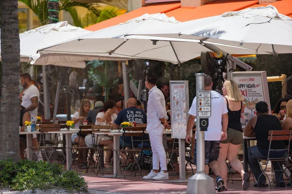People dining on Ocean Drive Miami Beach. Shot with a telephoto — Stock Photo, Image