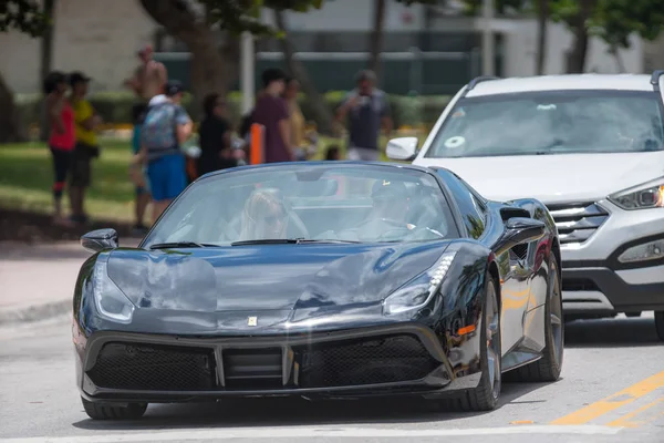 Foto de un Ferrari negro en Ocean Drive Miami Beach —  Fotos de Stock