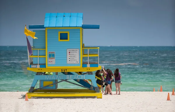 Miami Beach torre del bagnino con i turisti in posa per le foto su t — Foto Stock