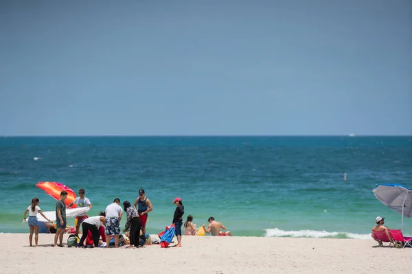 Turyści na Miami Beach. Przygotowanie na dzień na plaży — Zdjęcie stockowe