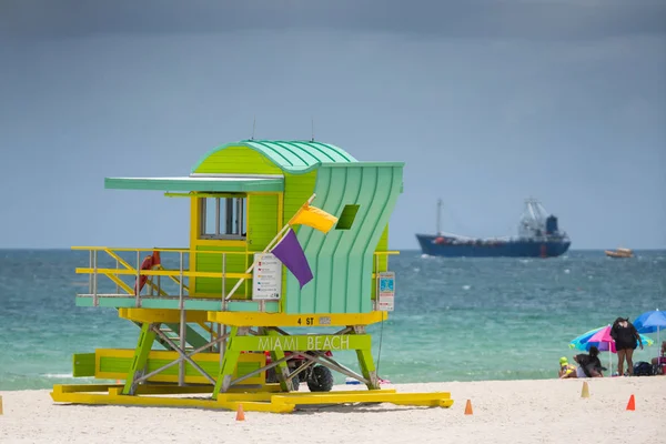 背景に海の景色を望むグリーンマイアミビーチライフガードタワー — ストック写真