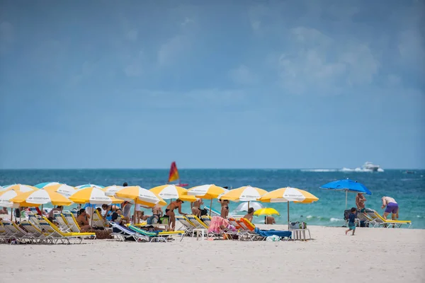 Turis di Miami Beach. Bersiap-siap untuk hari di pantai — Stok Foto