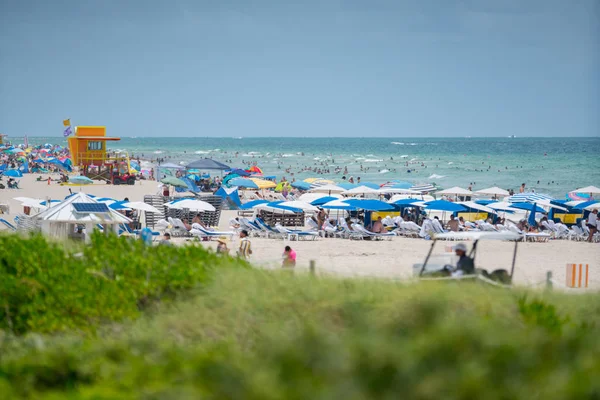 Turistas em Miami Beach. Preparando-se para um dia na praia — Fotografia de Stock