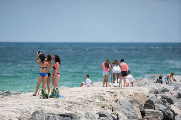 Női turisták Miami Beach figyelembe selfie képek a móló — Stock Fotó