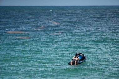 Adam okyanusta bir dalga Runner üzerinde mahsur kurtarmak için bekliyor