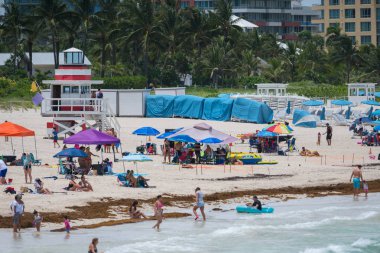 Yaz sahnesi Miami Beach. Kalabalık kum ve cankurtaran kulesi