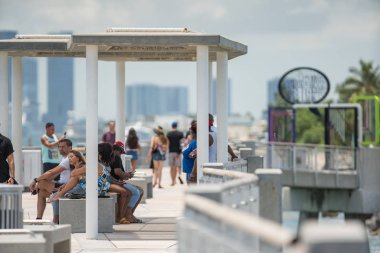 Miami Beach South Pointe Park Fishing Pier üzerinde turistler fotoğraf