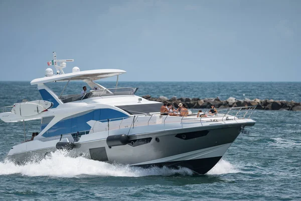 Des gens riches sur un yacht à Miami — Photo